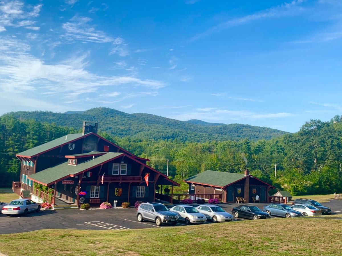 Staying Near Hartmann Museum: 4 Couple Hotels Compared