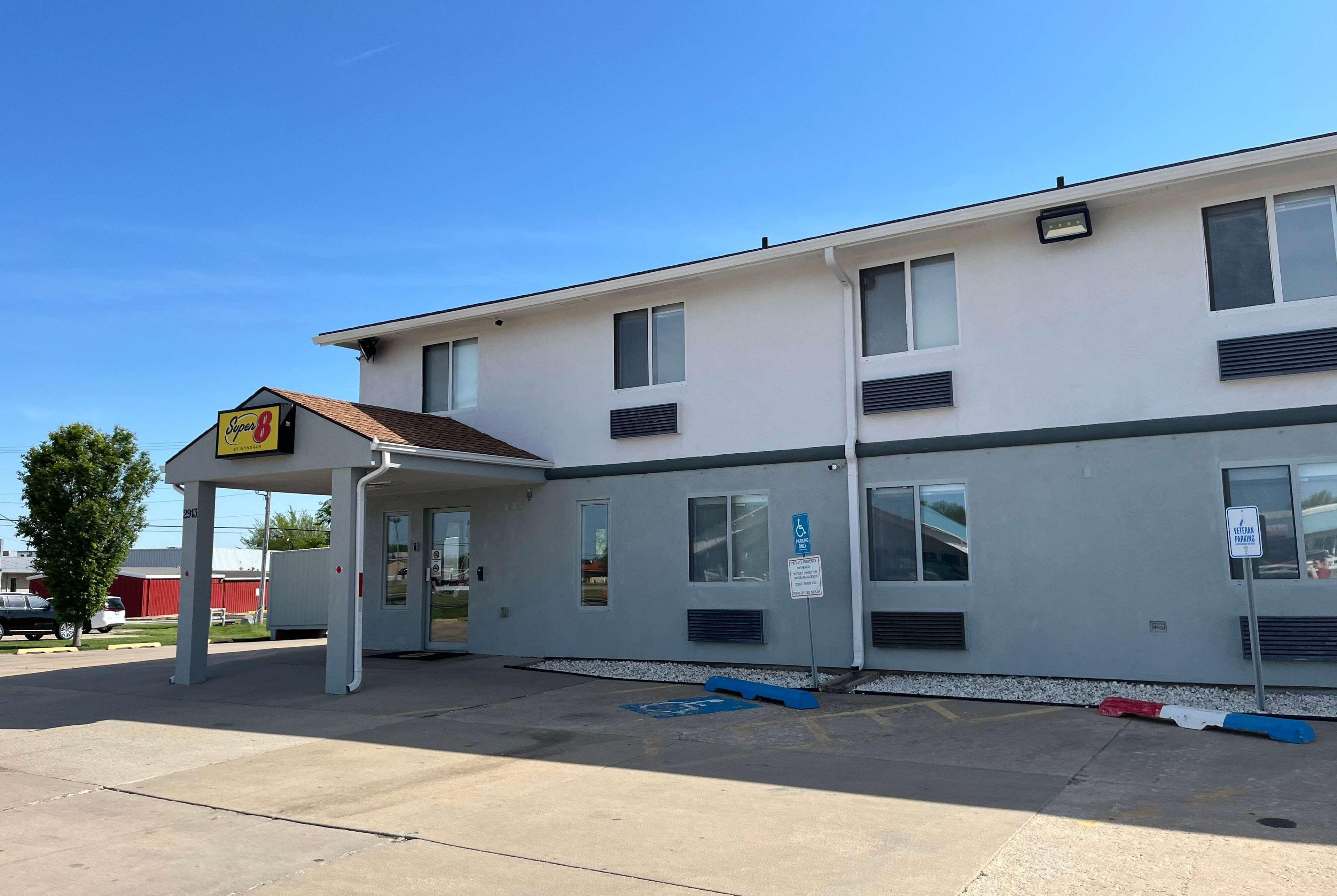 4 Couple-Friendly Hotels Close to Cookie Jar Heaven, Emporia