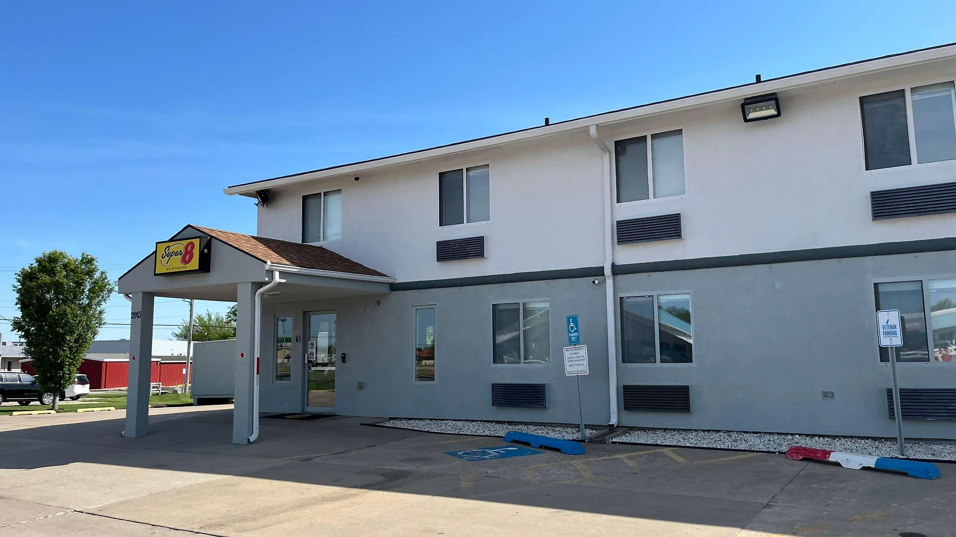 4 Couple-Friendly Hotels Close to Cookie Jar Heaven, Emporia